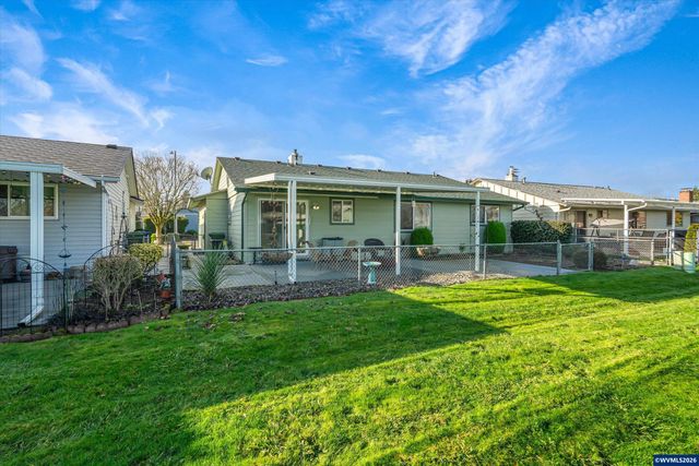 2093 W Hayes St, Woodburn, OR 97071