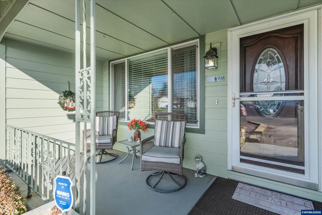 2093 W Hayes St, Woodburn, OR 97071