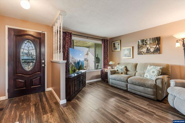 2093 W Hayes St, Woodburn, OR 97071