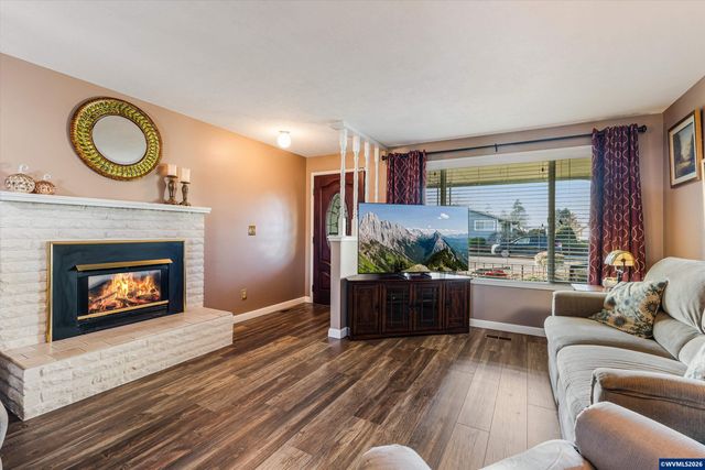 2093 W Hayes St, Woodburn, OR 97071