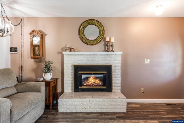 2093 W Hayes St, Woodburn, OR 97071