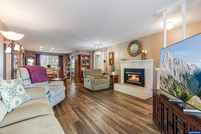 2093 W Hayes St, Woodburn, OR 97071