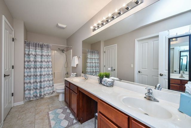 395 Vaughn Circle, Aurora, IL 60502