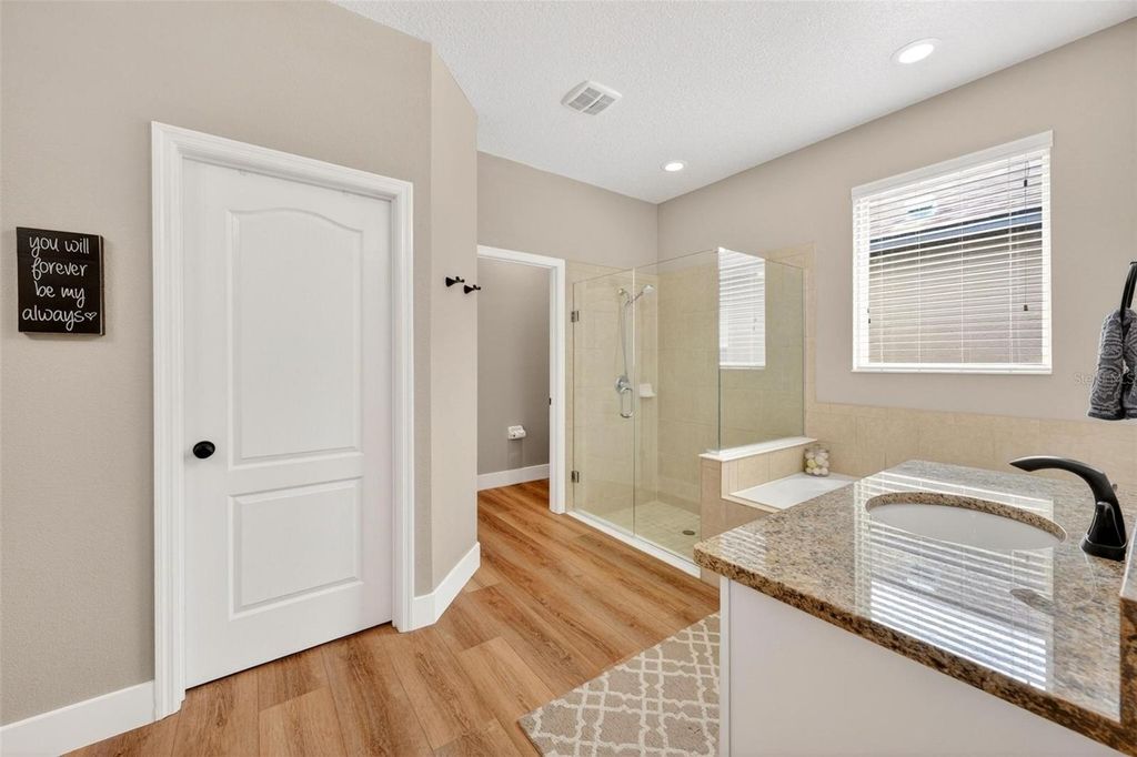 Image 36 of property listing at 4025 LAKE BOSSE VIEW DRIVE, Orlando, FL 32810