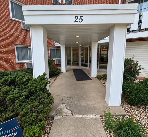 25 E Palatine Road 212, Arlington Heights, IL 60004