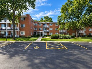 25 E Palatine Road 212, Arlington Heights, IL 60004