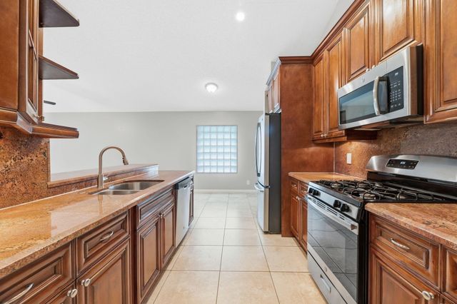 9823 N Grand Duke Circle, Tamarac, FL 33321