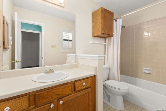 1410 Giselle Ln, San Antonio, TX 78232