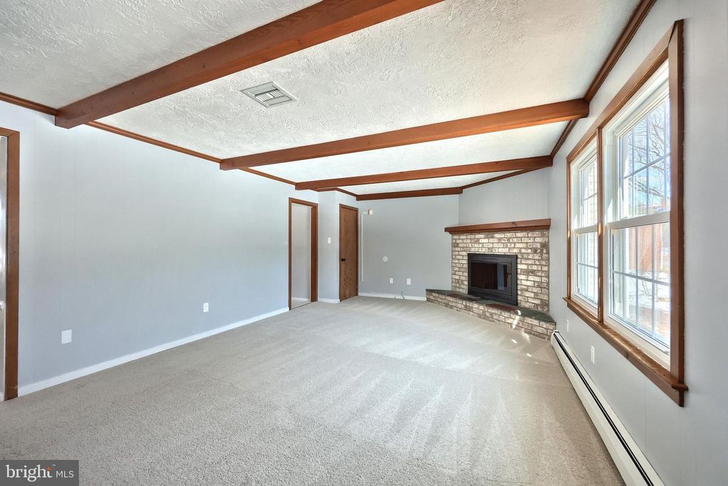 Image 11 of property listing at 1156 DETWILER DR, York, PA 17404