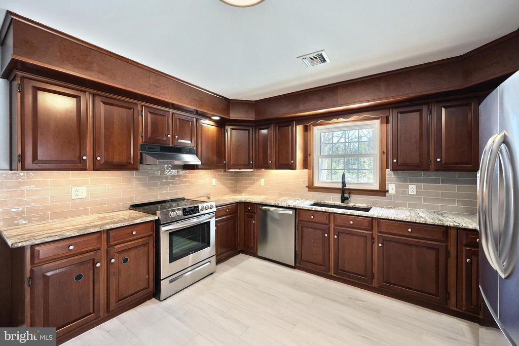 Image 15 of property listing at 1156 DETWILER DR, York, PA 17404