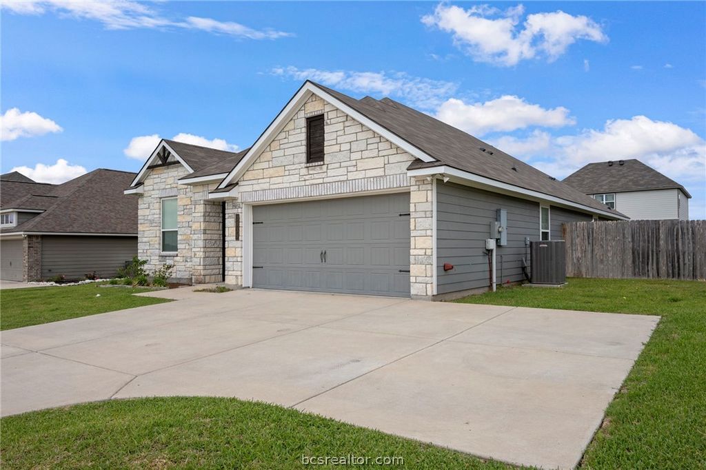2038 Viva Road, Bryan, TX 77807 — exterior
