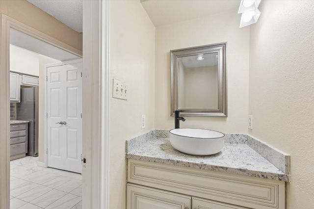 1035 Fountain View Drive, Houston, TX 77057