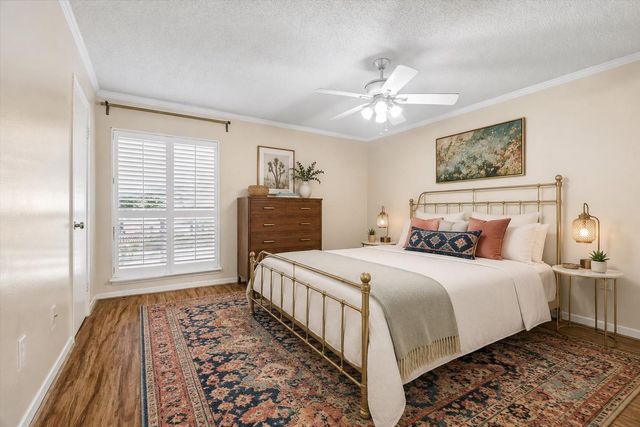 1035 Fountain View Drive, Houston, TX 77057