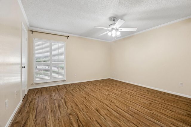 1035 Fountain View Drive, Houston, TX 77057