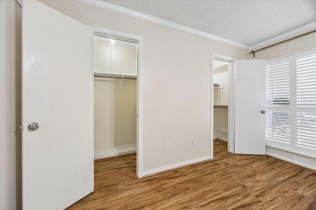 1035 Fountain View Drive, Houston, TX 77057