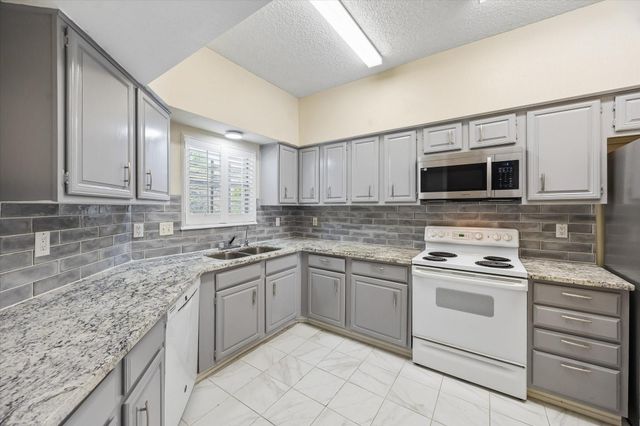 1035 Fountain View Drive, Houston, TX 77057