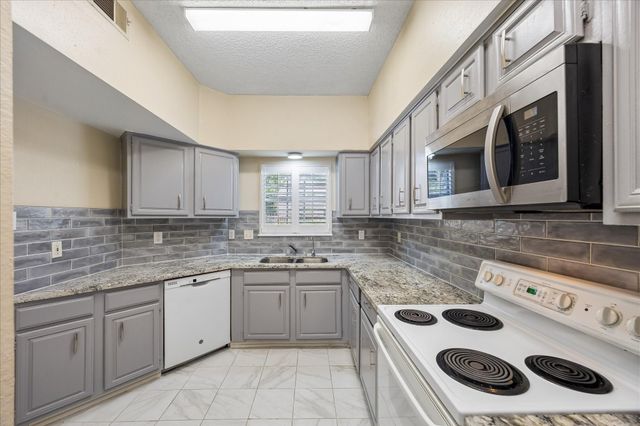 1035 Fountain View Drive, Houston, TX 77057