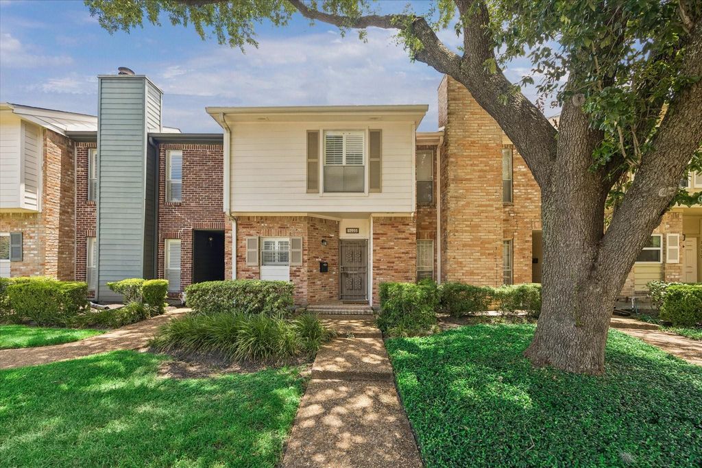 1035 Fountain View Drive, Houston, TX 77057