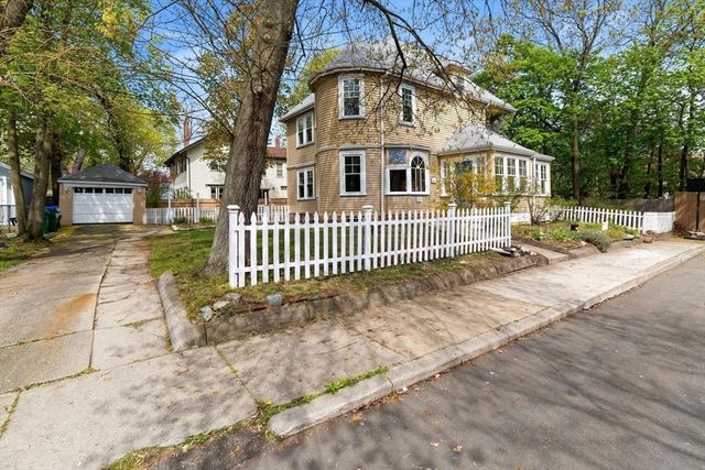 10 Oak Bluff St, Medford, MA 02155