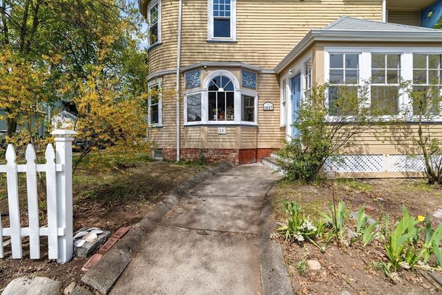 10 Oak Bluff St, Medford, MA 02155