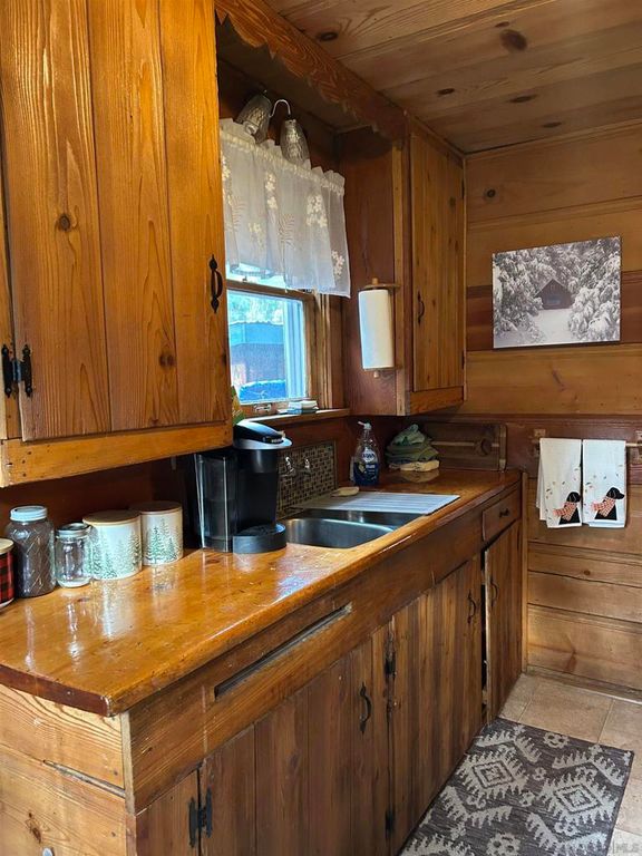 Image 12 of property listing at Address unavailable.