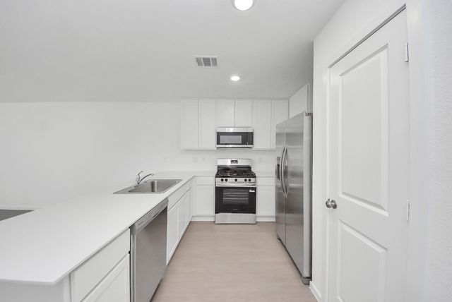 1031 Garnet Rain, Beasley, TX 77417