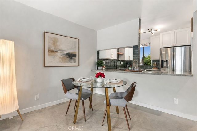 15207 Magnolia Boulevard 119, Sherman Oaks, CA 91403