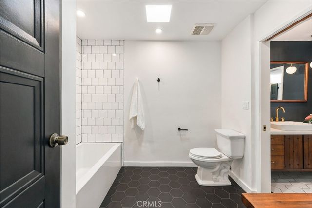 15207 Magnolia Boulevard 119, Sherman Oaks, CA 91403