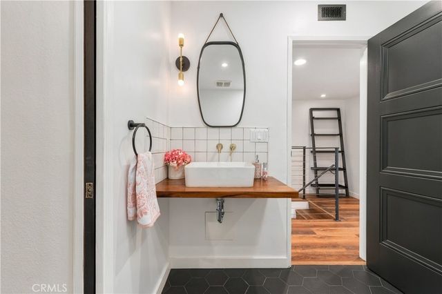 15207 Magnolia Boulevard 119, Sherman Oaks, CA 91403