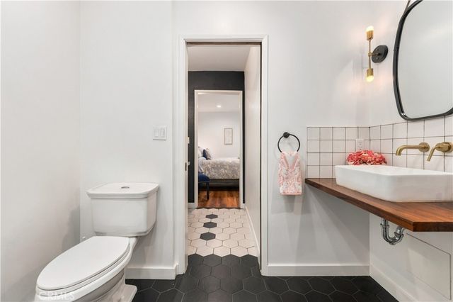 15207 Magnolia Boulevard 119, Sherman Oaks, CA 91403