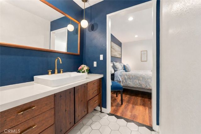 15207 Magnolia Boulevard 119, Sherman Oaks, CA 91403