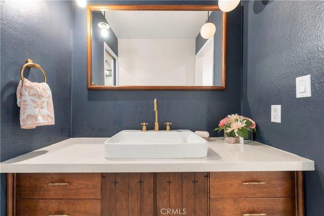 15207 Magnolia Boulevard 119, Sherman Oaks, CA 91403