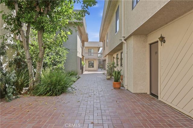 15207 Magnolia Boulevard 119, Sherman Oaks, CA 91403