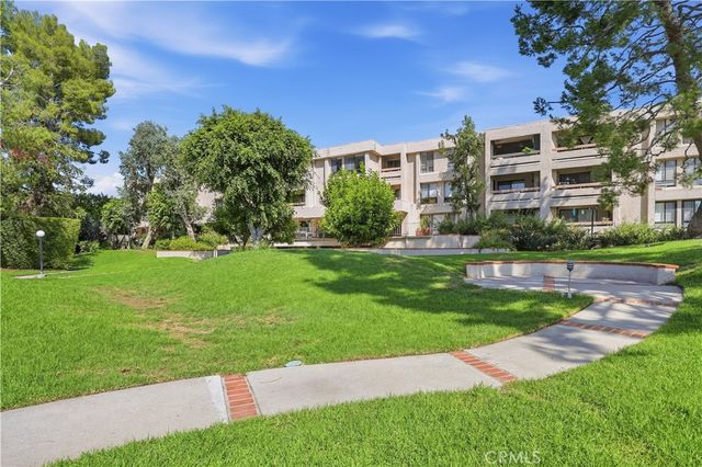 15207 Magnolia Boulevard 119, Sherman Oaks, CA 91403