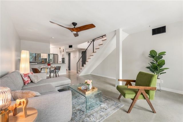 15207 Magnolia Boulevard 119, Sherman Oaks, CA 91403