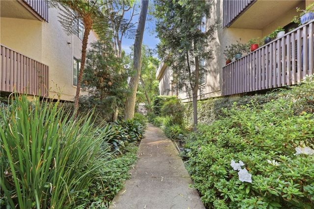 15207 Magnolia Boulevard 119, Sherman Oaks, CA 91403