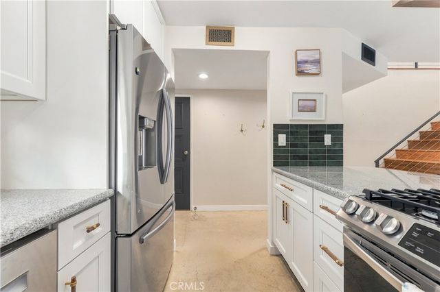 15207 Magnolia Boulevard 119, Sherman Oaks, CA 91403