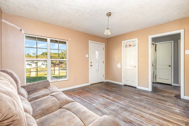 215 Glenview Street, Dallas, TX 75217