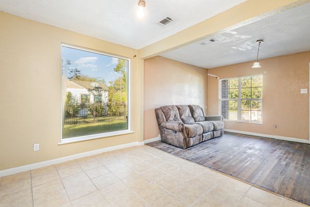 215 Glenview Street, Dallas, TX 75217