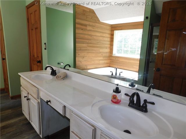 409 Rough Ridge Road, Hurricane, WV 25526