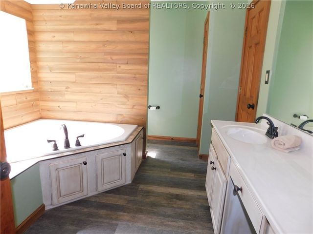 409 Rough Ridge Road, Hurricane, WV 25526