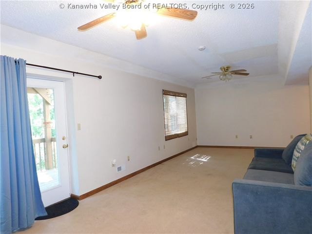 409 Rough Ridge Road, Hurricane, WV 25526
