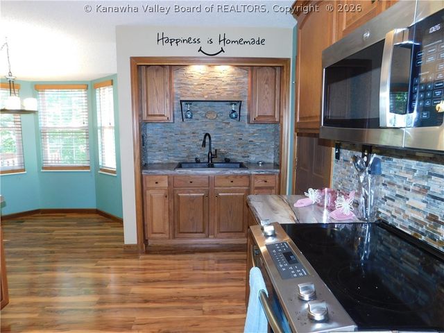 409 Rough Ridge Road, Hurricane, WV 25526