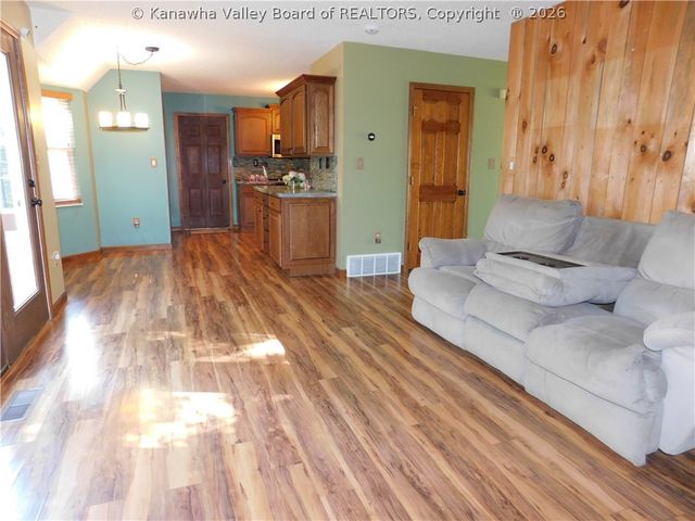409 Rough Ridge Road, Hurricane, WV 25526