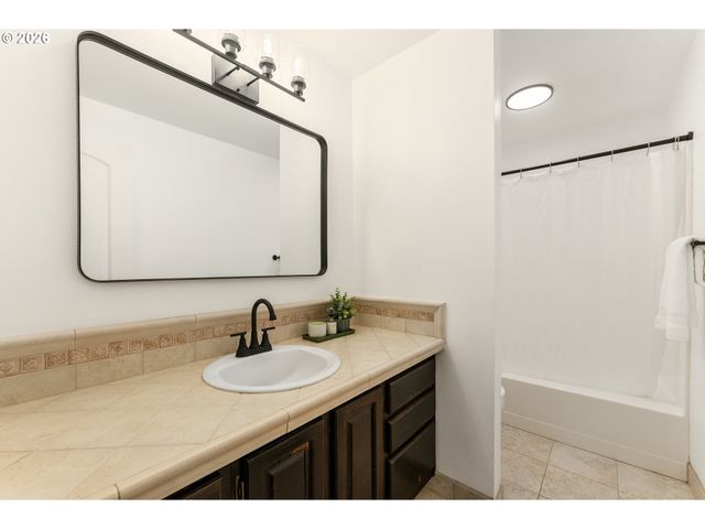 9725 Sw New Forest Dr, Beaverton, OR 97008