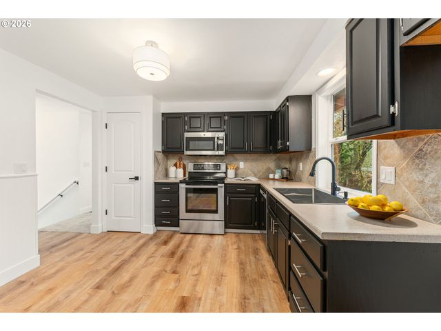 9725 Sw New Forest Dr, Beaverton, OR 97008