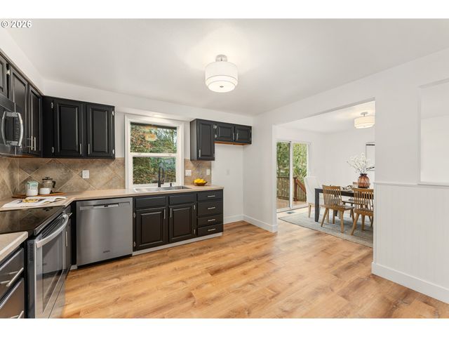 9725 Sw New Forest Dr, Beaverton, OR 97008