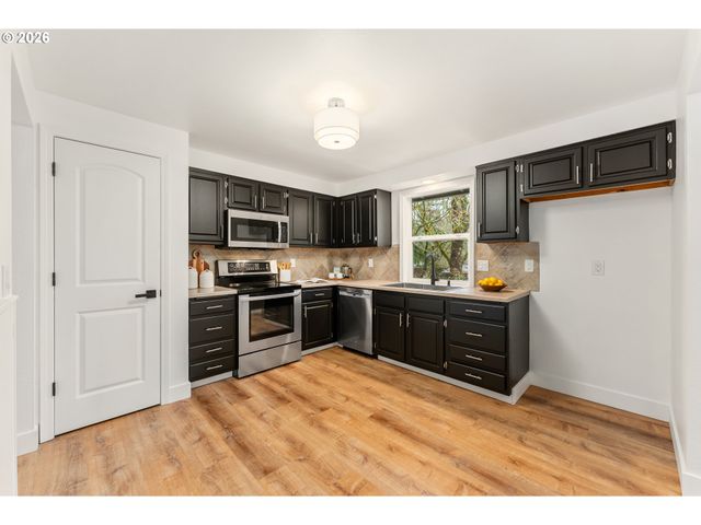 9725 Sw New Forest Dr, Beaverton, OR 97008