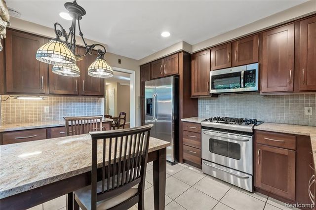 23270 Fleming Drive, Farmington, MI 48335