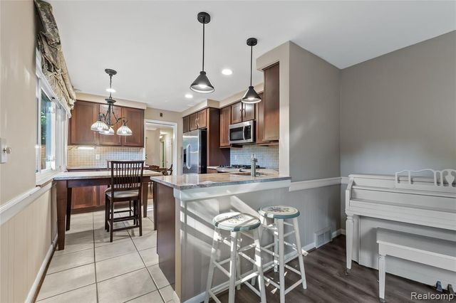 23270 Fleming Drive, Farmington, MI 48335